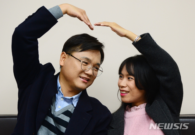 【청주=뉴시스】 인진연 기자 = 인도네시아 찌아찌아족의 한글 보급에 힘을 보태는 강민구·뜨리 부부가 머리위로 하트를 만들며 웃고 있다. 2019.11.16inphoto@newsis.com