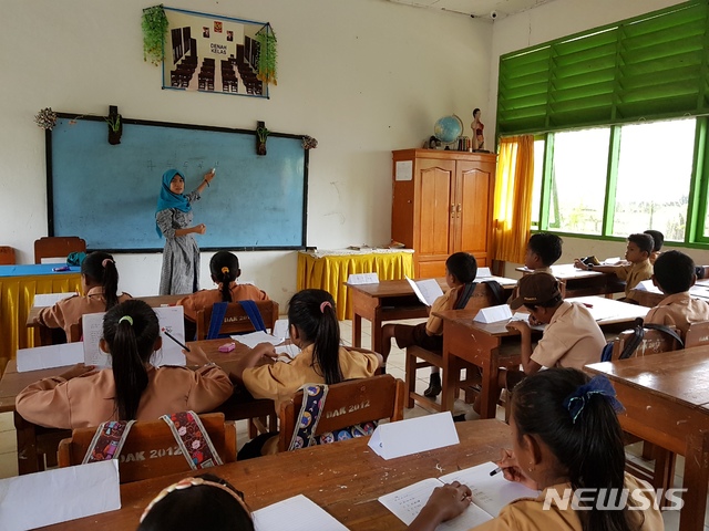 【청주=뉴시스】 인진연 기자 = 찌아찌아어 표기법으로 한글을 배우는 학생들 모습. (사진=강민구 씨 제공) 2019.11.16photo@newsis.com