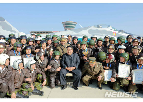【서울=뉴시스】 김정은 북한 국무위원장이 원산갈마비행장에서 열린 전투비행술경기대회를 참관했다고 조선중앙통신이 16일 보도했다. 2019.11.16. (사진=노동신문) photo@newsis.com