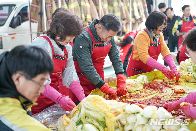 【청주=뉴시스】조성현 기자=15일 청주서부소방서가 이웃사랑 실천을 위한 김장 담그기 행사를 하고 있다. (사진=청주서부소방서 제공) 2019.11.16.photo@newsis.cocm 