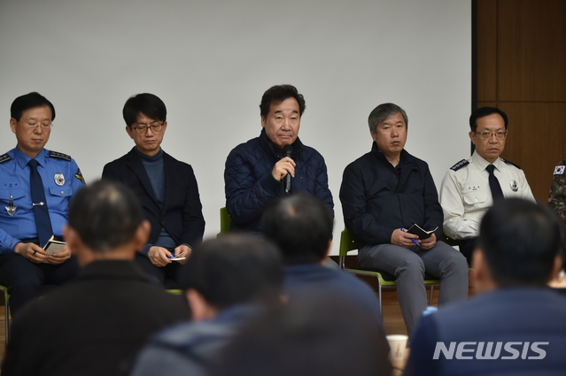 【대구=뉴시스】이무열 기자 = 이낙연 국무총리가 16일 오전 대구 달성군 강서소방서에서 독도 소방구조헬기 추락사고 실종자 가족 대기실을 찾아 면담하고 있다. 2019.11.16.photo@newsis.com