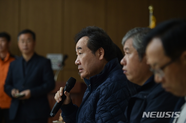【대구=뉴시스】이무열 기자 = 이낙연 국무총리가 16일 오전 대구 달성군 강서소방서에서 독도 소방구조헬기 추락사고 실종자 가족 대기실을 찾아 면담하고 있다. 2019.11.16.photo@newsis.com