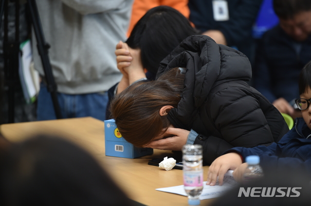 【대구=뉴시스】이무열 기자 = 16일 대구 달성군 강서소방서에서 독도 소방구조헬기 추락사고 실종자 가족이 눈물을 흘리고 있다. 2019.11.16.photo@newsis.com