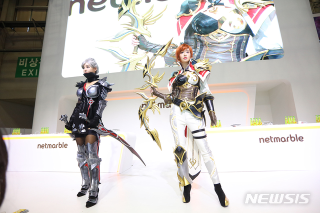 [지스타2019]주말 흥행, 이색 '코스튬'…"게임으로 소통"