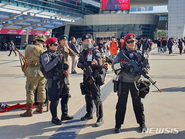 [지스타2019]주말 흥행, 이색 '코스튬'…"게임으로 소통"