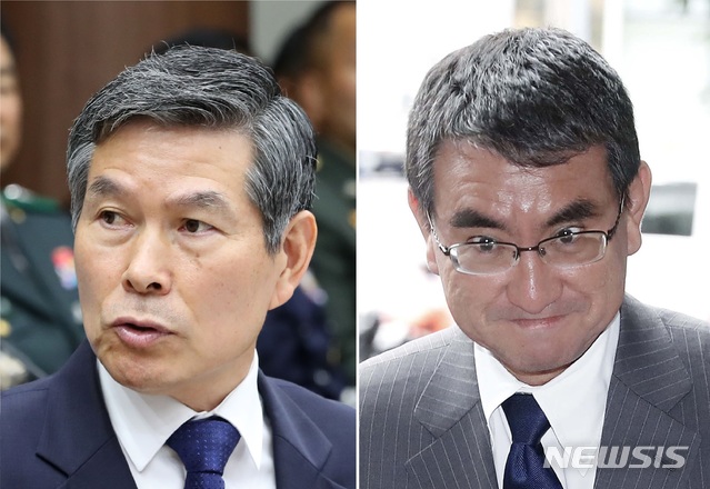 【서울=뉴시스】정경두 국방부 장관(왼쪽)과 고노 다로(河野太郞) 일본 방위상(오른쪽). 2019.11.17. photo@newsis.com 