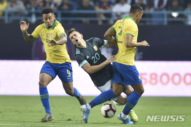 【리야드(사우디아라비아)=AP/뉴시스】가브리엘 제수스(왼쪽)와 다닐로(오른쪽). 2019.11.16