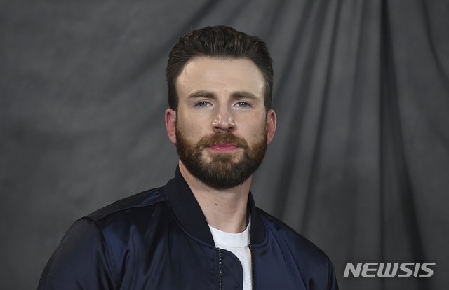 [LA=AP/뉴시스] 할리우드 배우 크리스 에반스가 지난해 11월 15일 LA 포시즌스호텔에서 열린 영화 '나이브스 아웃' 포토콜 행사에서 포즈를 취하고 있다. 2020.04.08 photo@newsis.com