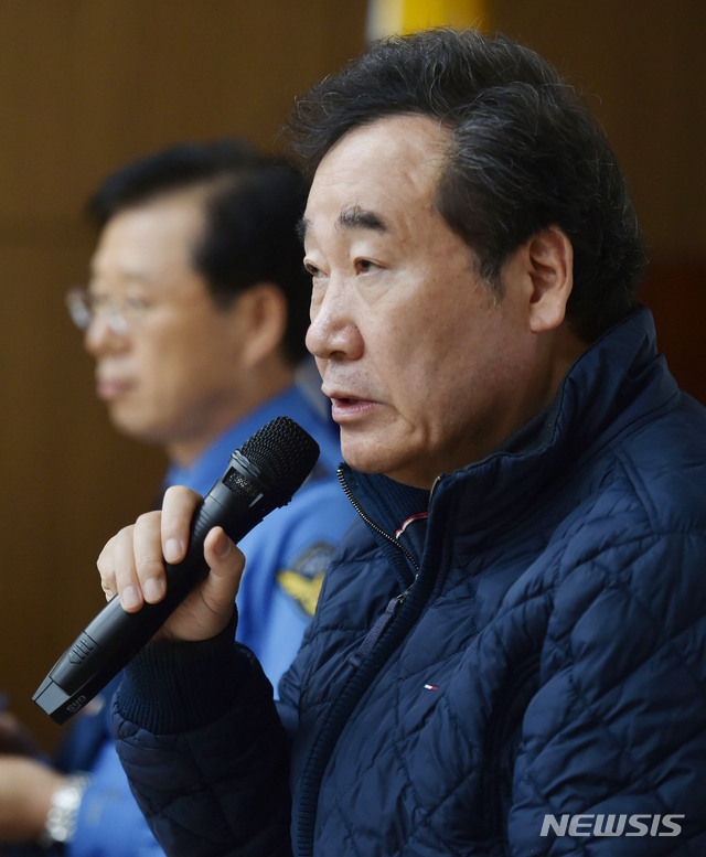 【대구=뉴시스】이무열 기자 = 이낙연 국무총리가 지난 16일 오전 대구 달성군 강서소방서에서 독도 소방구조헬기 추락사고 실종자 가족 대기실을 찾아 면담하고 있다. 2019.11.16. lmy@newsis.com