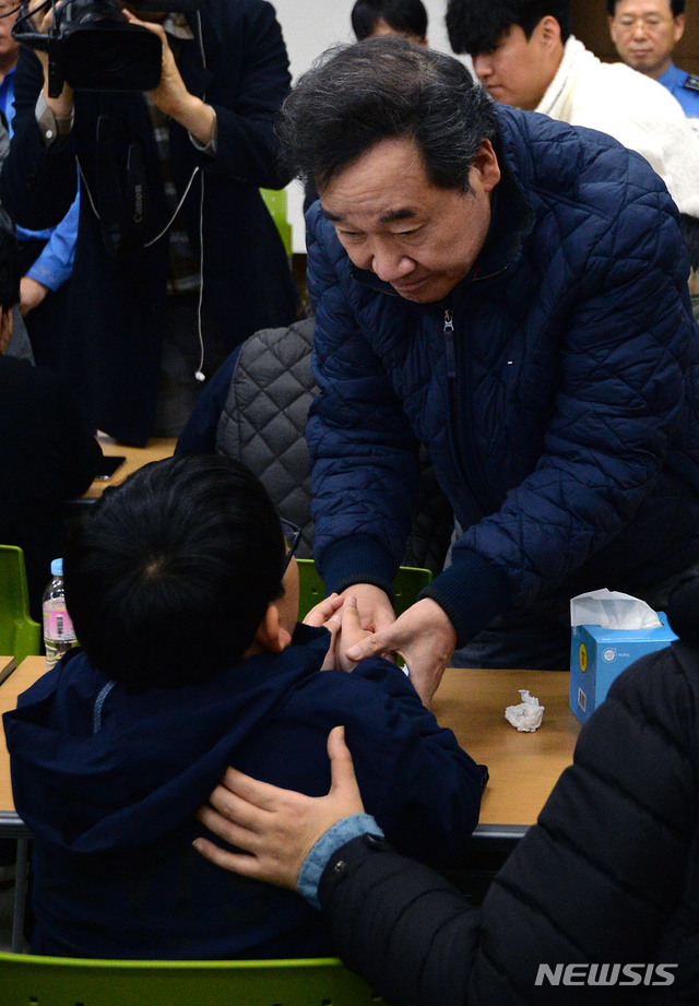 【대구=뉴시스】이무열 기자 = 이낙연 국무총리가 16일 오전 대구 달성군 강서소방서에서 독도 소방구조헬기 추락사고 실종자 가족 대기실을 찾아 가족을 위로하고 있다. 2019.11.16. lmy@newsis.com