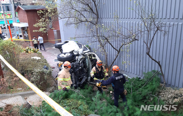 【광주=뉴시스】이창우 기자 = 사진은 16일 오후 1시40분께 광주 북구 삼각동 한 아파트 단지에서 사고를 내고 화단으로 넘어진 SUV 차량. (사진=광주 북부소방서 제공) 2019.11.16. photo@newsis.com