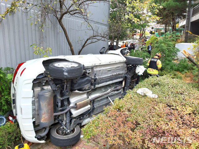 【광주=뉴시스】이창우 기자 = 사진은 16일 오후 1시40분께 광주 북구 삼각동 한 아파트 단지에서 사고를 내고 화단으로 넘어진 SUV 차량. (사진=광주 북부소방서 제공) 2019.11.16. photo@newsis.com