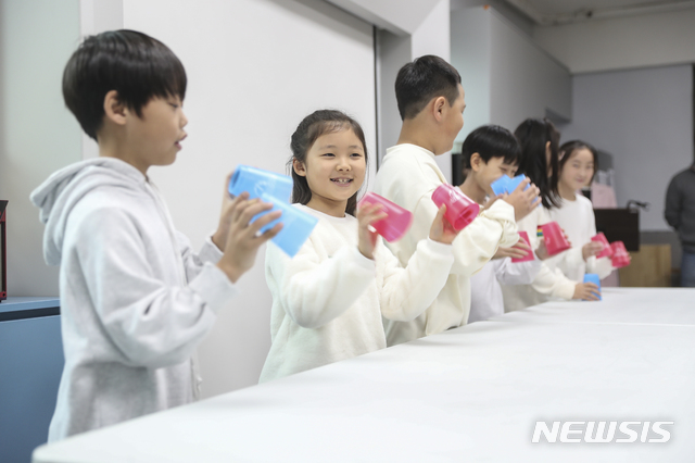 【서울=뉴시스】 마장아이꿈누리터 개소식에 참석한 아이들이 '컵 난타' 퍼포먼스를 하고 있다. (사진=서울 성동구 제공) 2019.11.17. photo@newsis.com