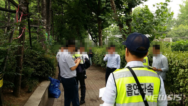 【서울=뉴시스】 흡연단속원들이 잠실역 인근에서 직작인들에게 금연구역 추가 지정을 홍보하고 있다. (사진=서울 송파구 제공)
