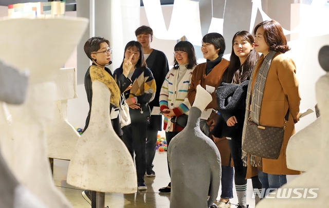 [청주=뉴시스]강신욱 기자 = 충북 청주시와 청주공예비엔날레조직위원회가 주최·주관해 지난달 8일 개막한 2019 청주공예비엔날레가 41일간의 대장정을 마치고 17일 막을 내렸다. 한 도슨트가 행사장을 찾은 관람객들에게 전시 작품을 설명하고 있다. (사진=청주공예비엔날레조직위 제공) 2019.11.17. photo@newsis.com