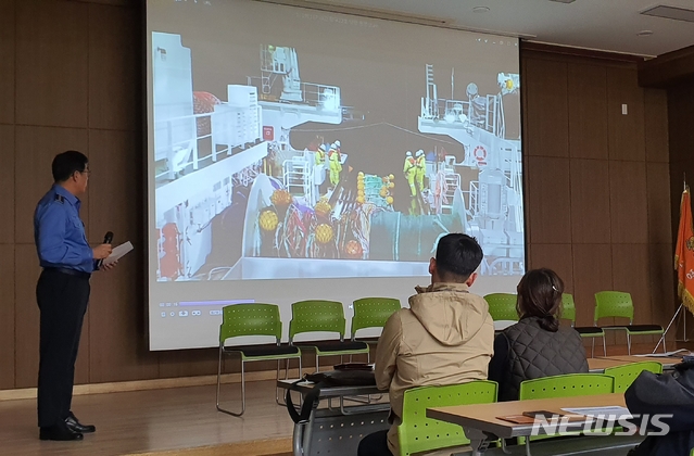 【대구=뉴시스】이은혜 기자 = 17일 오후 대구 강서소방서에서 독도소방구조헬기추락사고 범정부현장수습지원단 관계자가 실종자 수색 상황에 대해 보고하고 있다. 2019.11.17. ehl@newsis.com