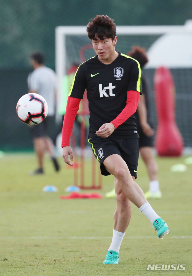 【아부다비(아랍에미리트)=뉴시스】김진아 기자 = 축구 국가대표팀 황의조가 16일(현지시각) 아랍에미리트 아부다비 크리켓 스타디움에서 브라질과의 친선경기를 앞두고 훈련을 하던 중 공을 차고 있다. 2019.11.17.&nbsp; bluesoda@newsis.com
