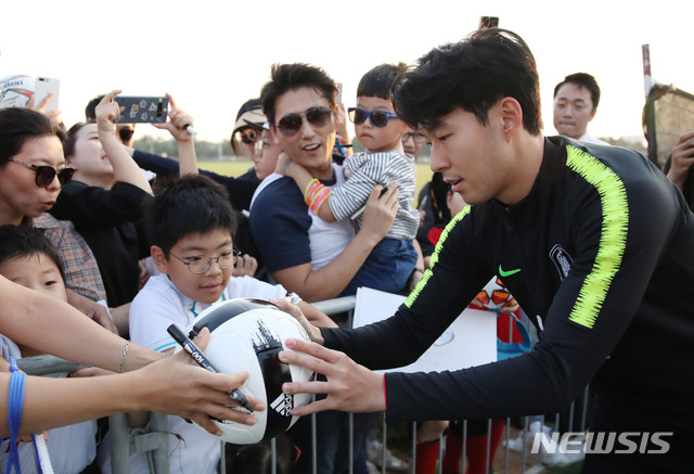 【아부다비(아랍에미리트)=뉴시스】김진아 기자 = 축구 국가대표팀 손흥민이 브라질과의 친선경기를 앞두고 훈련을 위해 16일(현지시각) 아랍에미리트 아부다비 크리켓 스타디움에 들어서던 중 팬들에게 사인을 하고 있다. 2019.11.16.&nbsp; bluesoda@newsis.com