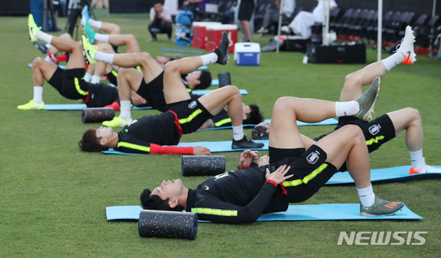 【아부다비(아랍에미리트)=뉴시스】김진아 기자 = 축구 국가대표팀 손흥민을 비롯한 선수들이 16일(현지시각) 아랍에미리트 아부다비 크리켓 스타디움에서 브라질과의 친선경기를 앞두고 훈련을 하던 중 몸을 풀고 있다. 2019.11.17. bluesoda@newsis.com