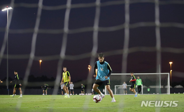 【아부다비(아랍에미리트)=뉴시스】김진아 기자 = 축구 국가대표팀 이강인 등 선수들이 16일(현지시각) 아랍에미리트 아부다비 크리켓 스타디움에서 브라질과의 친선경기를 앞두고 훈련을 하고 있다. 2019.11.17.&nbsp; bluesoda@newsis.com
