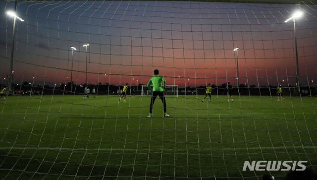 【아부다비(아랍에미리트)=뉴시스】김진아 기자 = 축구 국가대표팀 선수들이 16일(현지시각) 아랍에미리트 아부다비 크리켓 스타디움에서 브라질과의 친선경기를 앞두고 훈련을 하고 있다. 2019.11.17. bluesoda@newsis.com