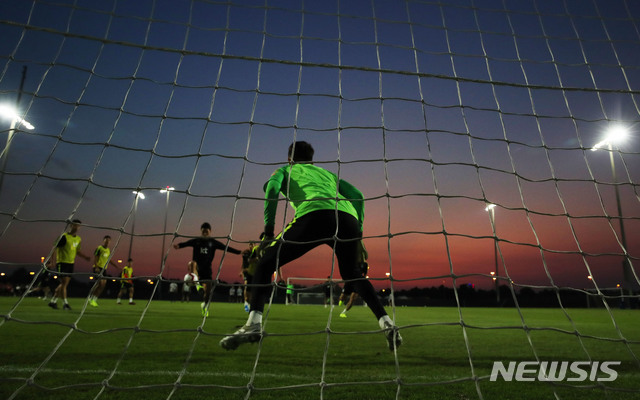 【아부다비(아랍에미리트)=뉴시스】김진아 기자 = 축구 국가대표팀 선수들이 16일(현지시각) 아랍에미리트 아부다비 크리켓 스타디움에서 브라질과의 친선경기를 앞두고 훈련을 하고 있다. 2019.11.17.&nbsp; bluesoda@newsis.com
