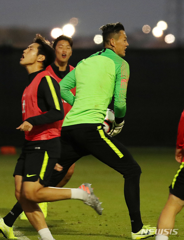 【아부다비(아랍에미리트)=뉴시스】김진아 기자 = 축구 국가대표팀 구성윤이 16일(현지시각) 아랍에미리트 아부다비 크리켓 스타디움에서 브라질과의 친선경기를 앞두고 훈련을 하고 있다. 2019.11.17.&nbsp; bluesoda@newsis.com
