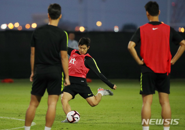 【아부다비(아랍에미리트)=뉴시스】김진아 기자 = 축구 국가대표팀 이강인이 16일(현지시각) 아랍에미리트 아부다비 크리켓 스타디움에서 브라질과의 친선경기를 앞두고 훈련을 하고 있다. 2019.11.17.&nbsp; bluesoda@newsis.com