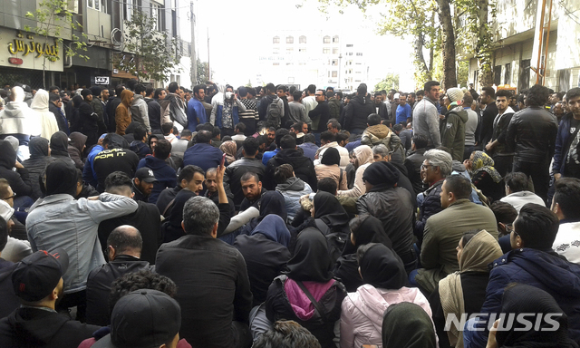 【사리=AP/뉴시스】16일(이하 현지시간) 이란 북부 사리에서 정부의 유류가격 인상에 항의하는 시민들이 모여 항의 시위를 벌이고 있다. 이란 정부가 15일 휘발유 가격을 50% 전격 인상하면서 이날 밤과 16일 오전 수도 테헤란을 비롯해 이란 곳곳에서 항의 시위가 산발적으로 벌어졌다. 시위대는 휘발유 가격 급등으로 민생고가 더 심해질 것이라면서 가격을 다시 내려야 한다고 주장했다. 2019.11.17.