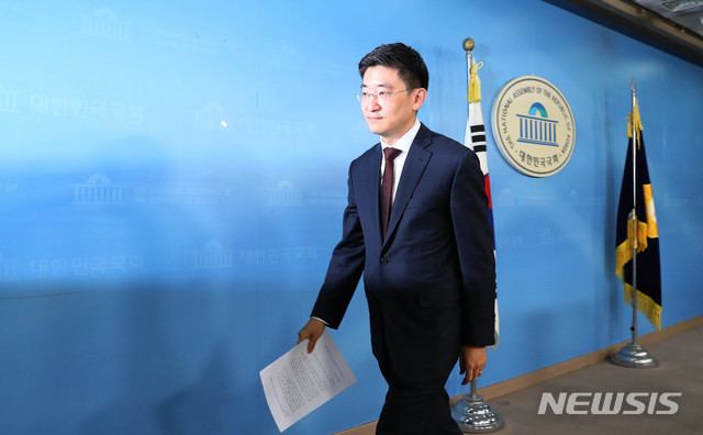 【서울=뉴시스】 장세영 기자 = 김세연 자유한국당 의원이 17일 오전 서울 여의도 국회 정론관에서 긴급기자회견을 열고 총선 불출마 선언 후 회견장을 나서고 있다. 2019.11.17.photothink@newsis.com