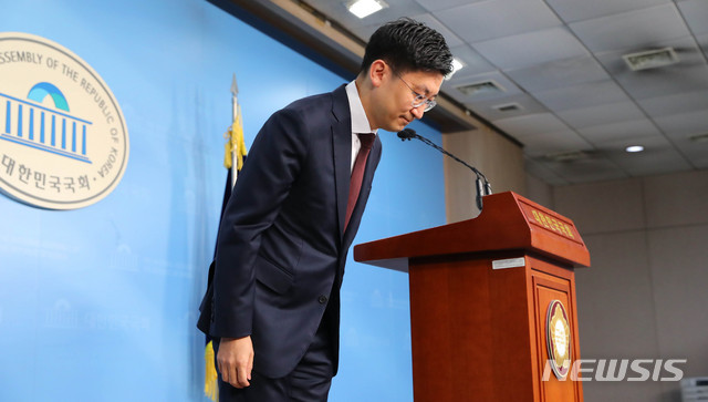 【서울=뉴시스】 장세영 기자 = 김세연 자유한국당 의원이 17일 오전 서울 여의도 국회 정론관에서 긴급기자회견을 열고 총선 불출마 선언 후 인사하고 있다. 2019.11.17. photothink@newsis.com