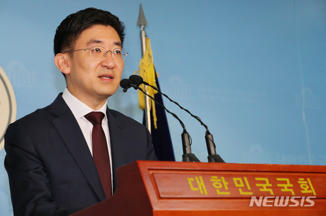 【서울=뉴시스】 장세영 기자 = 김세연 자유한국당 의원이 17일 오전 서울 여의도 국회 정론관에서 긴급기자회견을 열고 총선 불출마 선언을 하고 있다. 2019.11.17. photothink@newsis.com