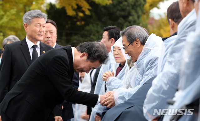 【서울=뉴시스】박주성 기자 = 이낙연 국무총리가 17일 오전 서울 중구 덕수궁 중명전에서 열린 '제80회 순국선열의 날 기념식'에서 참석자들과 인사를 나누고 있다. 2019.11.17. park7691@newsis.com