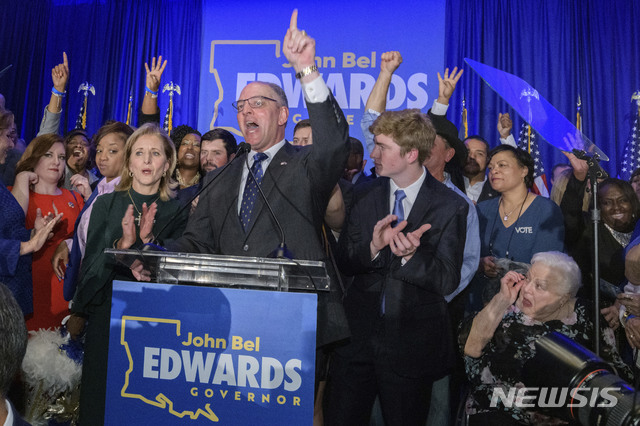 【배턴루지=AP/뉴시스】존 벨 에드워즈 루이지애나 주지사가 16일(현지시간) 재선에 성공한 뒤 승리 축하 행사에 참석해 지지자들에게 감사 인사를 전하고 있다. 2019.11.17