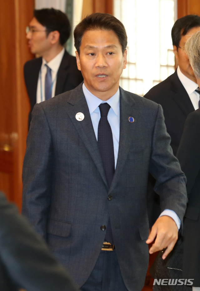 [서울=뉴시스]임종석 전 대통령 비서실장이 17일 페이스북을 통해 "처음 정치를 시작할 때 마음 먹은대로 제도권 정치를 떠나 원래 자리로 돌아가려 한다"며 사실상 내년 총선 불출마를 선언했다. 사진은 임 전 비서실장이 청와대 본관에서 열린 한-아랍에미리트 정상회담장에 입장하는 모습. (사진=뉴시스 DB) 2019.11.17. photo@newsis.com