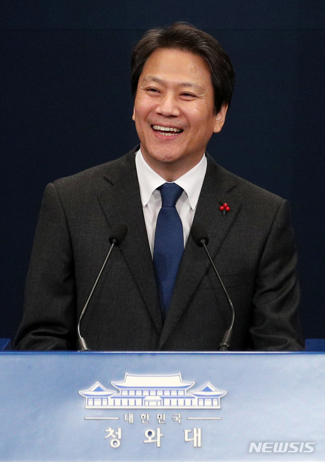 【서울=뉴시스】임종석 전 대통령 비서실장이 17일 페이스북을 통해 "처음 정치를 시작할 때 마음 먹은대로 제도권 정치를 떠나 원래 자리로 돌아가려 한다"며 사실상 내년 총선 불출마를 선언했다. 사진은 임 전 비서실장이&nbsp; 청와대 춘추관에서 인사 발표를 하는 모습. (사진=뉴시스 DB) 2019.11.17. photo@newsis.com