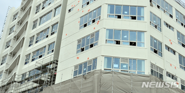 【광주=뉴시스】 변재훈 기자 = 5·18민주화운동의 상징적 공간인 광주 동구 전일빌딩을 리모델링하는 공사가 진행 중인 가운데 17일 오후 가림막이 철거돼 모습을 드러낸 빌딩 외벽 곳곳에 당시 계엄군이 쏜 탄흔이 표시돼 있다. 2019.11.17. wisdom21@newsis.com