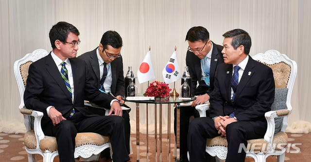 【서울=뉴시스】전신 기자 = 제6차 아세안 확대 국방장관회의 참석차 태국을 방문한 정경두 국방부 장관이 17일 방콕 아바니 리버사이드 호텔에서 열린 한-일 국방장관 회담에서 고노 다로 일본 방위상과 대화하고 있다. (사진=국방부 제공) 2019.11.17.&nbsp; photo@newsis.com