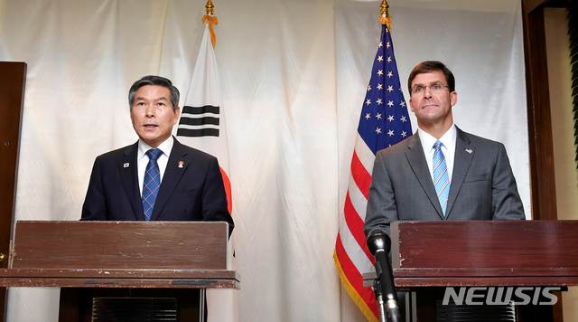 【서울=뉴시스】전신 기자 = 정경두 국방부 장관과 마크 에스퍼 미국 국방부 장관이 17일 태국 방콕 아바니 리버사이드호텔에서 공동 기자회견을 열고 이달 중 예정된 한미 연합공중훈련을 전격 연기하기로 결정했다고 밝히고 있다. (사진=국방부 제공) 2019.11.17.&nbsp; photo@newsis.com