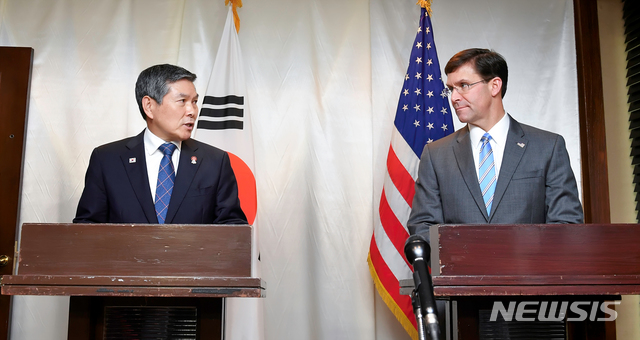 【서울=뉴시스】전신 기자 = 정경두 국방부 장관과 마크 에스퍼 미국 국방부 장관이 17일 태국 방콕 아바니 리버사이드호텔에서 공동 기자회견을 열고 이달 중 예정된 한미 연합공중훈련을 전격 연기하기로 결정했다고 밝히고 있다. (사진=국방부 제공) 2019.11.17. photo@newsis.com