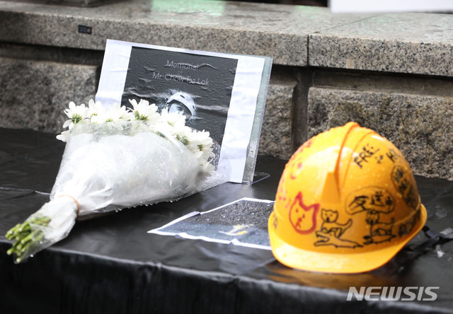 【서울=뉴시스】박미소 기자 = 17일 오후 서울 마포구 홍대입구역 9번 출구 앞에 홍콩 민주화 시위에서 희생된 시민을 추모하는 꽃과 안전모가 놓여있다. 홍콩민주화지지모임 회원들은 이날 홍대입구역 앞에서 홍콩민주화운동을 지지하는 집회를 열었다.2019.11.17.&nbsp; misocamera@newsis.com
