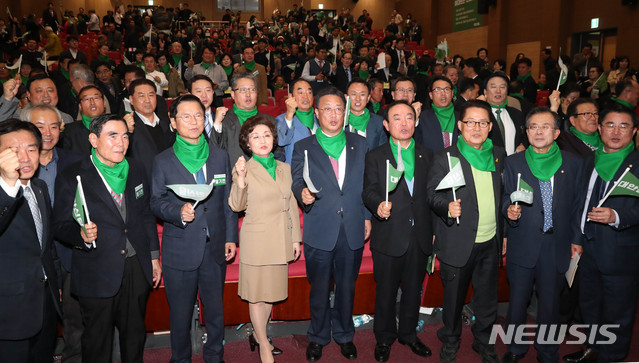 【서울=뉴시스】 장세영 기자 = 유성엽 창당준비위원장을 비롯한 참석의원들이 17일 오후 서울 여의도 국회 의원회관에서 열린 대안신당 발기인대회에 참석해 녹색깃발을 들고 구호를 외치고 있다. 사진은 천정배 (왼쪽 세번째부터)의원, 장정숙 의원, 유성엽 창당준비위원장, 장병완 의원, 박지원 의원, 윤영일 의원, 최경환 의원. 2019.11.17. photothink@newsis.com