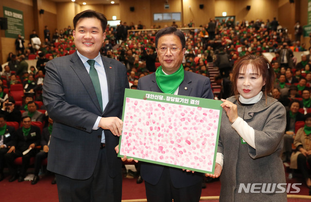 【서울=뉴시스】 장세영 기자 = 유성엽 (가운데)창당준비위원장이 17일 오후 서울 여의도 국회 의원회관에서 열린 대안신당 발기인대회에 참석해 발기인들의 결의 손도장이 찍힌 판을 들고 포즈를 취하고 있다. 2019.11.17. photothink@newsis.com