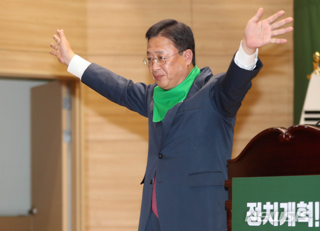 【서울=뉴시스】 장세영 기자 = 유성엽 창당준비위원장이 17일 오후 서울 여의도 국회 의원회관에서 열린 대안신당 발기인대회에 참석해 당원들의 환호에 손을 들어 답하고 있다. 2019.11.17. photothink@newsis.com