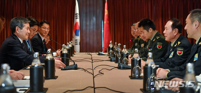【서울=뉴시스】박미소 기자 = 제6차 아세안 확대 국방장관회의 참석차 태국을 방문한 정경두(왼쪽) 국방부 장관이 중국 국방부장 웨이펑허 상장과 17일 태국 방콕 아난타라 리버사이드 리조트에서 한-중 국방장관 회담을 하고 있다. (사진=국방부 제공) 2019.11.17. photo@newsis.com