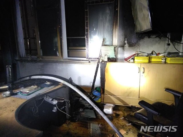 【수원=뉴시스】 정은아 기자 = 18일 오전 1시52분께 경기 수원시 권선구 권선동 한 초등학교 화재 현장. 2019. 11.18 (사진=경기소방재난본부)photo@newsis.com