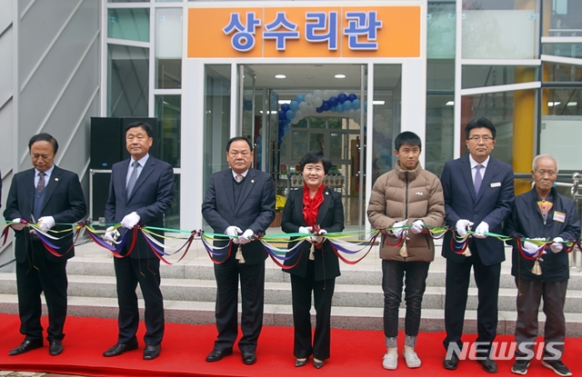 【영동=뉴시스】이성기 기자 = 충북 영동 양강초등학교 다목적 교육시설인 '상수리관'이 준공돼 18일 교육 관계자와 지역 주민, 학생 등이 준공식을 하고 있다.(사진=영동교육지원청 제공).2019.11.18.  photo@newsis.com 