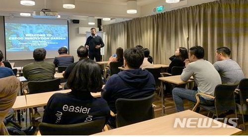 [대전=뉴시스] 김양수 기자 = 지난 17일 핀란드에서 특구진흥재단, 피칭참가 특구 기업, 핀란드 협력기관인 에스포 마케팅(Espoo Marketing) 관계자들이 모여 사전회의를 하는 모습.2019.11.18(사진=연구개발특구진흥재단 제공) photo@newsis.com