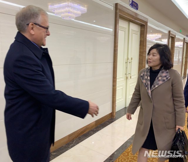 [서울=뉴시스] 알렉산드르 마체고라 주북한 러시아 대사가 18일 평양 순안국제공항에서 러시아로 떠나는 최선희 북한 외무성 제1부상을 배웅하고 있는 모습. 2019.11.18. (사진=주북한 러시아대사관 페이스북) photo@newsis.com