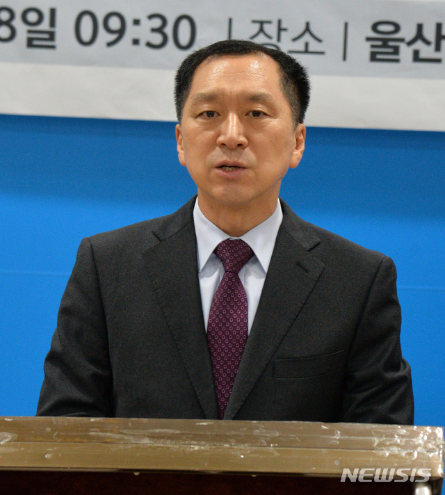 【울산=뉴시스】배병수 기자 = 김기현 전 울산시장은 지난 18일 오전 울산시의회 프레스센터에서 기자회견을 열고 김기현 죽이기에 동원된 하수인 황운하(전 울산경찰청장)에 대한 검찰의 조속한 구속수사를 촉구하고 있다. 2019.11.18. bbs@newsis.com